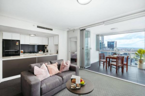 Great Value CBD 2 Beds Apt Free Carpark Pool and Gym